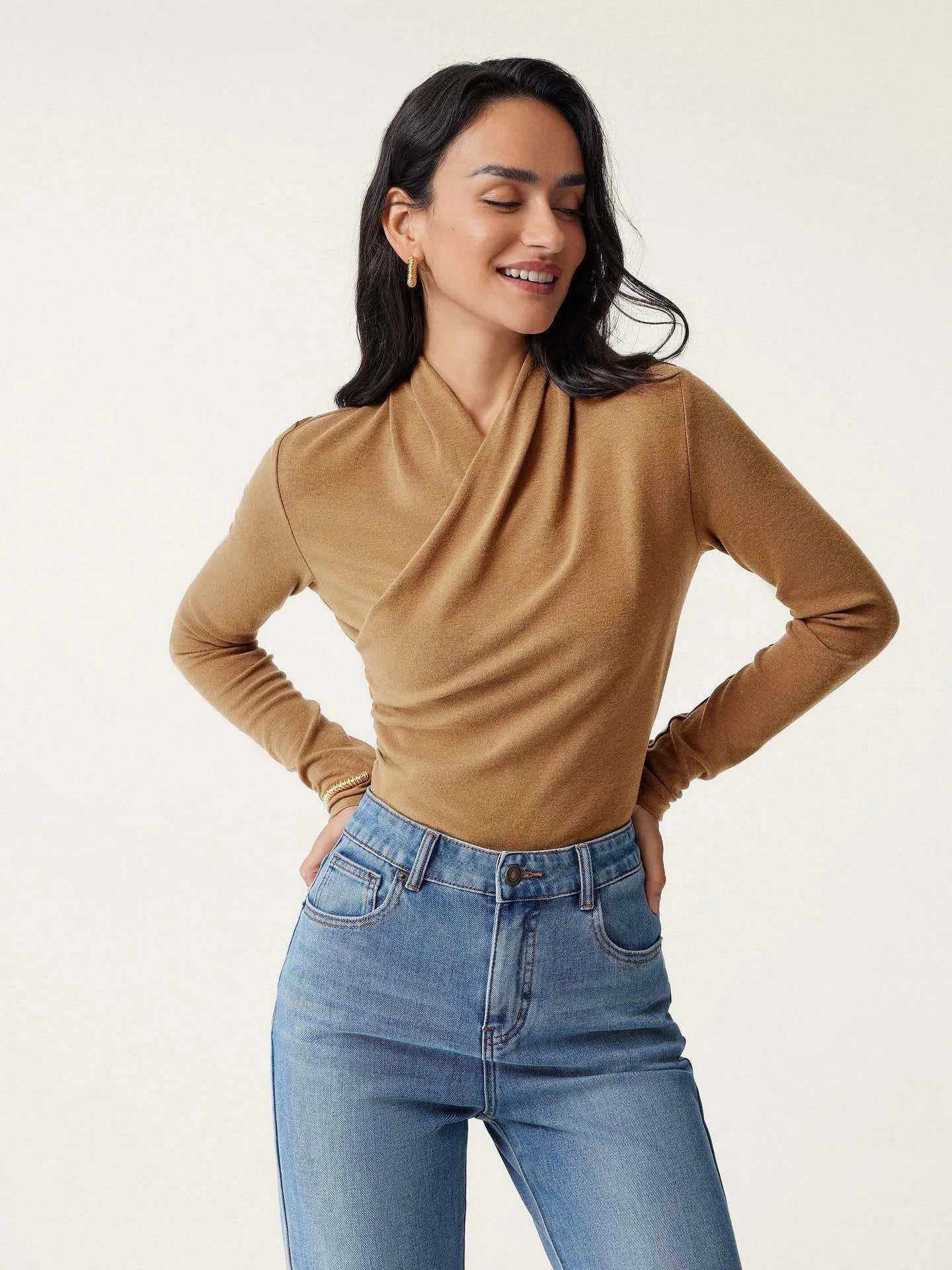 Camel-coloured slim fit women's pullover sweater with long sleeves