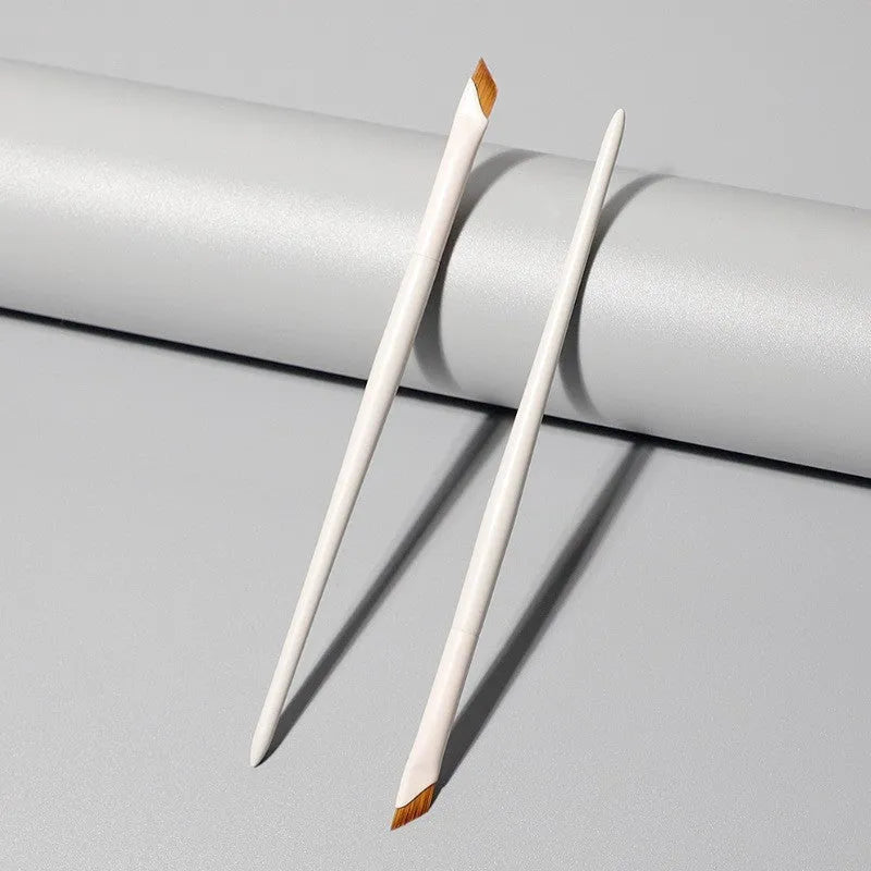 Bevel Fine ultra-thin 0.6mm flat blade eyeliner brush in cloud porcelain colour