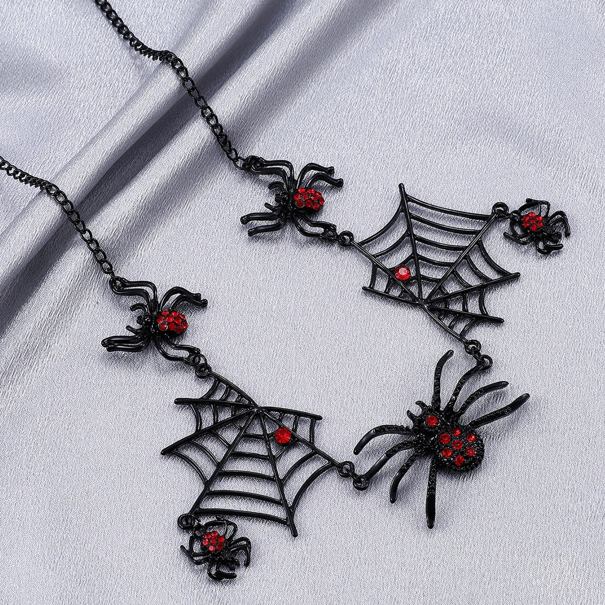 Fashionable Halloween spider and spider web necklace made of high-quality alloy with an electroplated finish