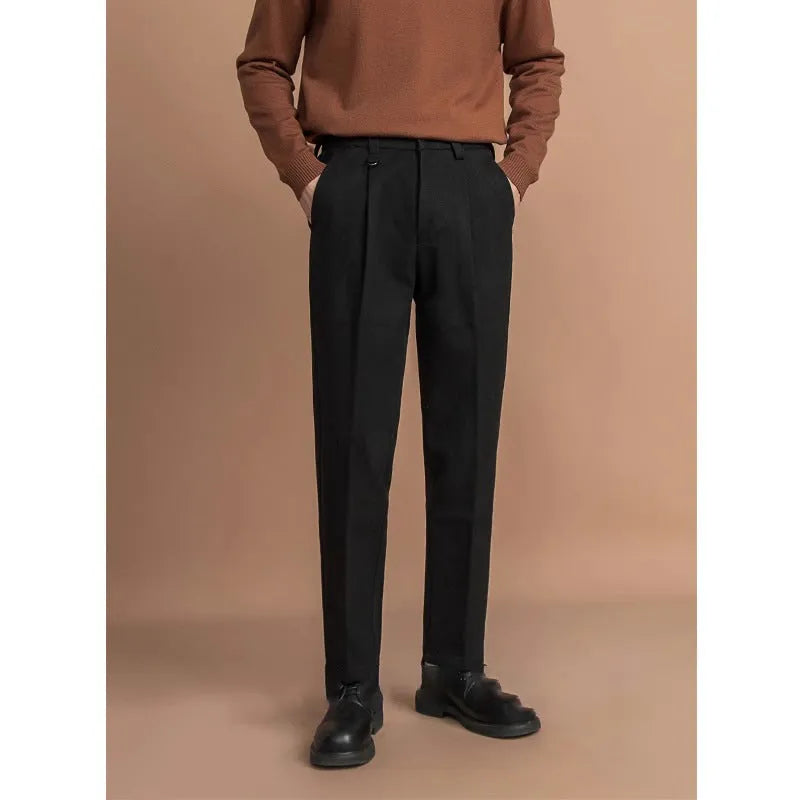 Man wearing straight-leg casual trousers in khaki, showcasing the modern fit and lightweight polyester fabric.