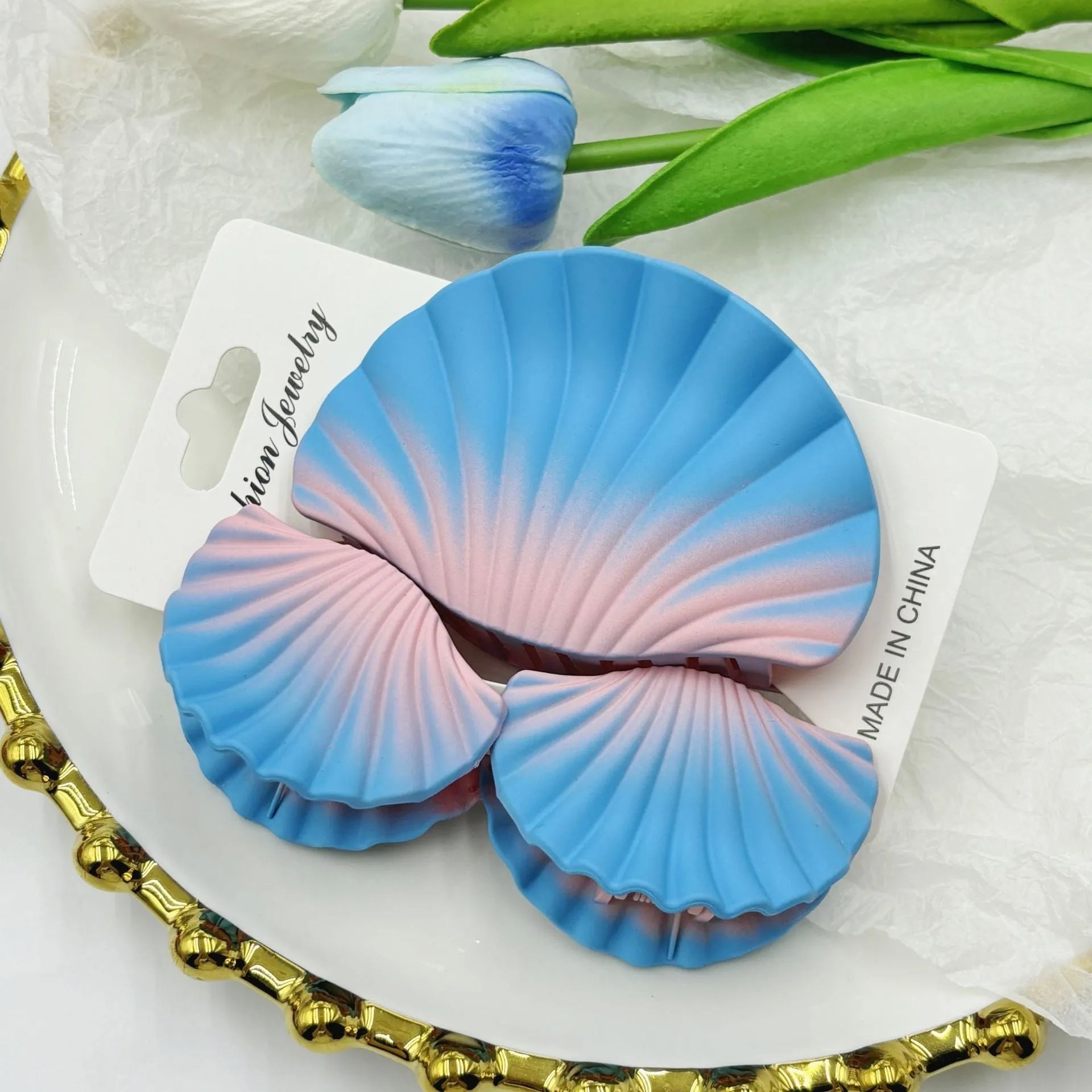 Gradient frosted plastic hair clip set in three pieces with shell decoration