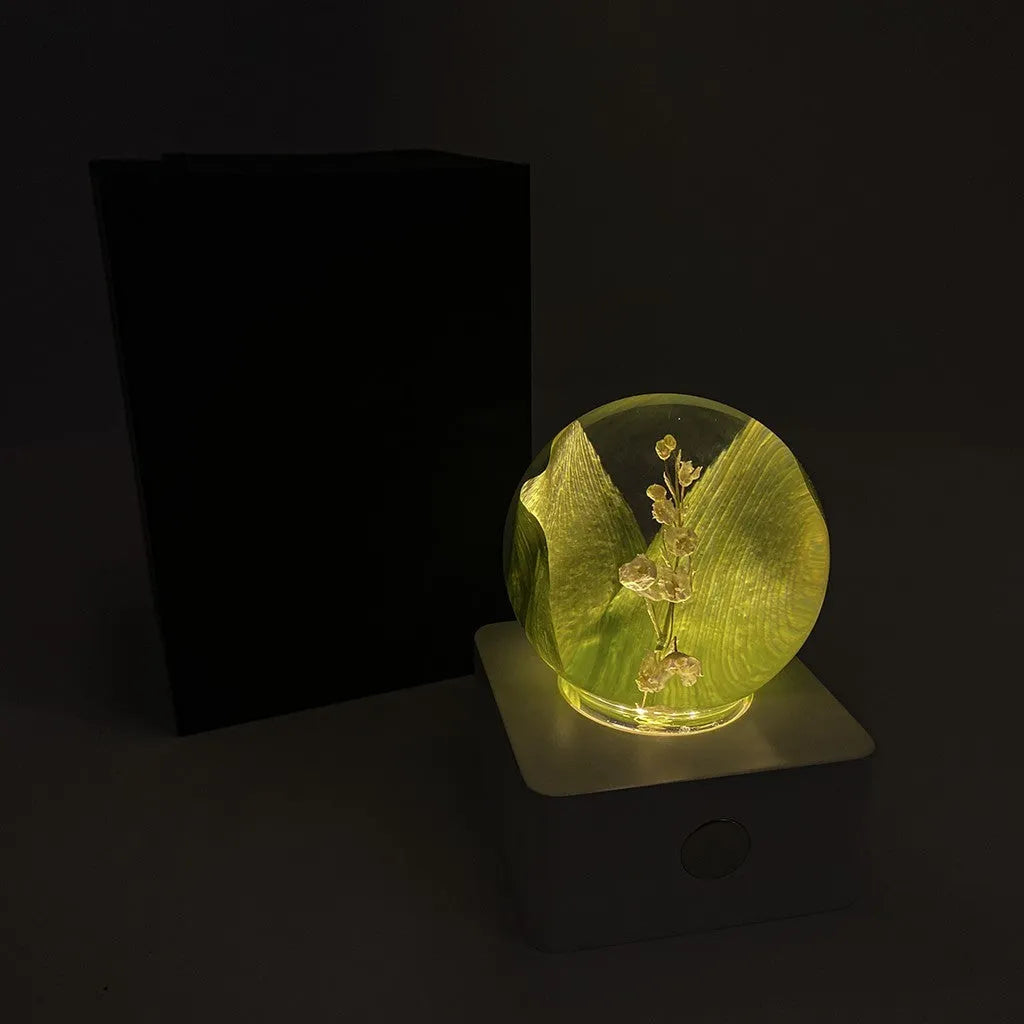 Small 8cm wide desktop night light featuring an artificial dandelion and sunflower arrangement with USB cable.