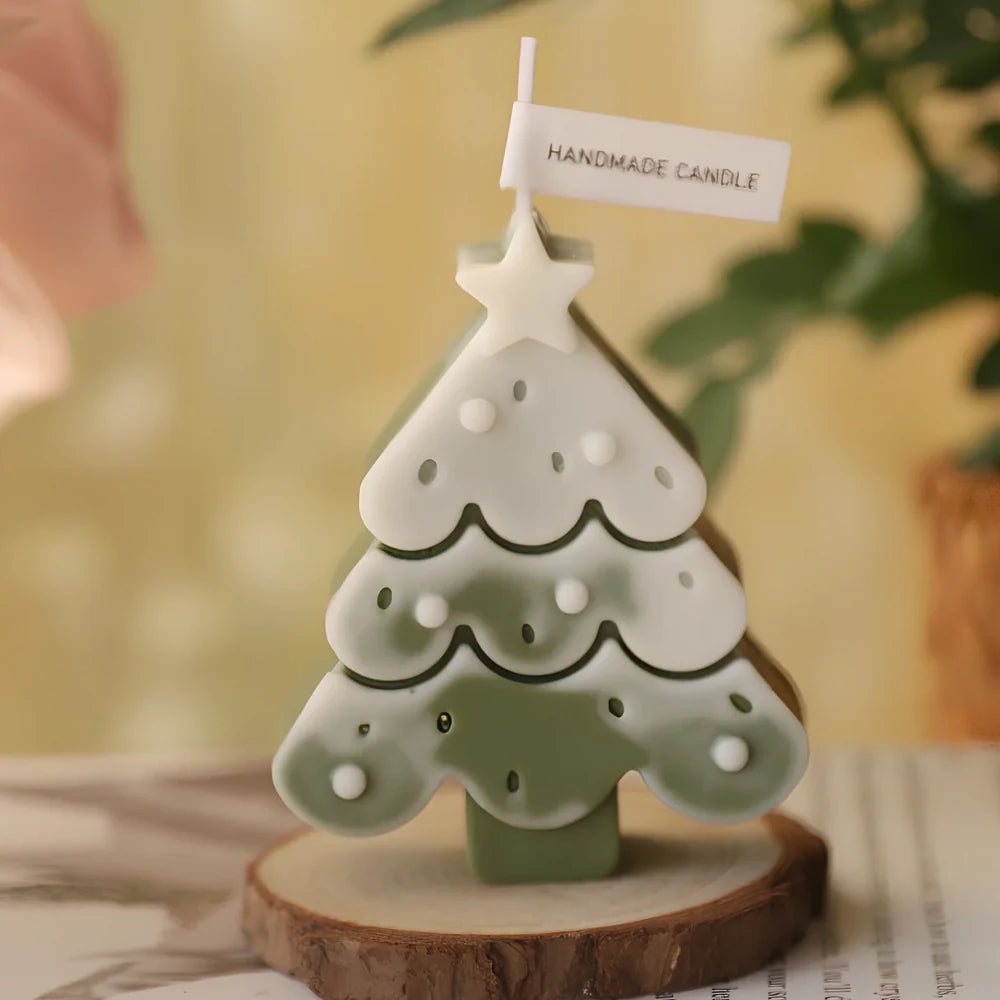 Christmas tree-shaped candle in silicone mold with soy wax and cotton wick measuring 4.5x4.5x10cm