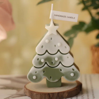 Christmas tree-shaped candle in silicone mold with soy wax and cotton wick measuring 4.5x4.5x10cm