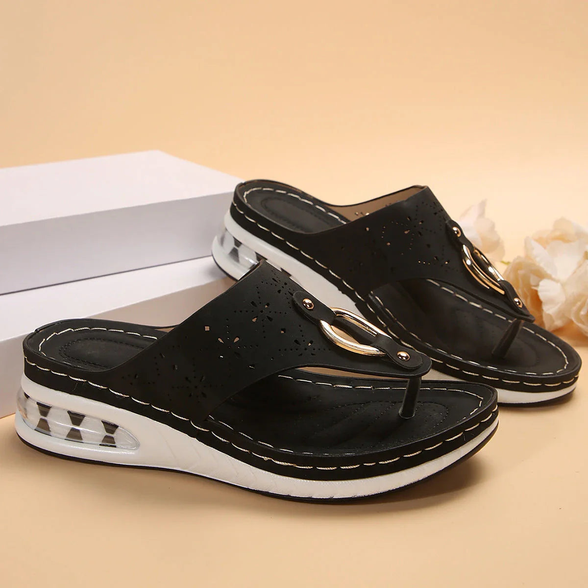 Cozy air cushion thong sandals in various colors, featuring herringbone toe shape and metal buckle details for stylish summer comfort