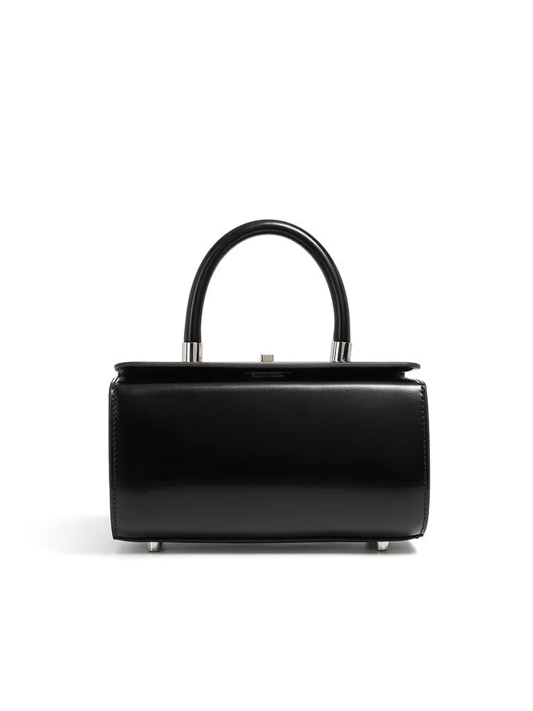 Women's leather one-shoulder crossbody bag in cowhide with clamshell design and internal phone pocket