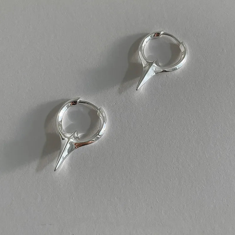A pair of platinum-coloured star-shaped geometric ear clips for women with a copper white gold plated finish.