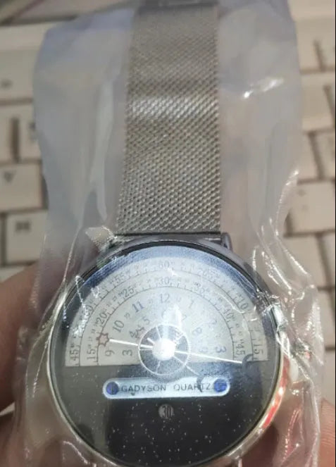 Men's silver and gold sports quartz watch with 40mm dial and stainless steel strap
