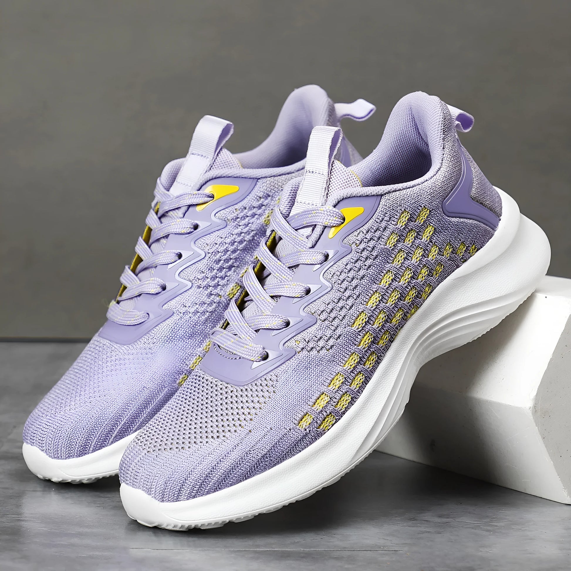 Lavender purple women's Flyknit running shoes with mesh upper and round toe.