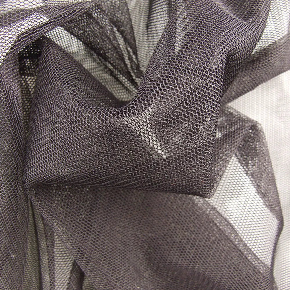 Anti-mosquito hooded suit and trousers set in breathable mesh fabric for outdoor wear.