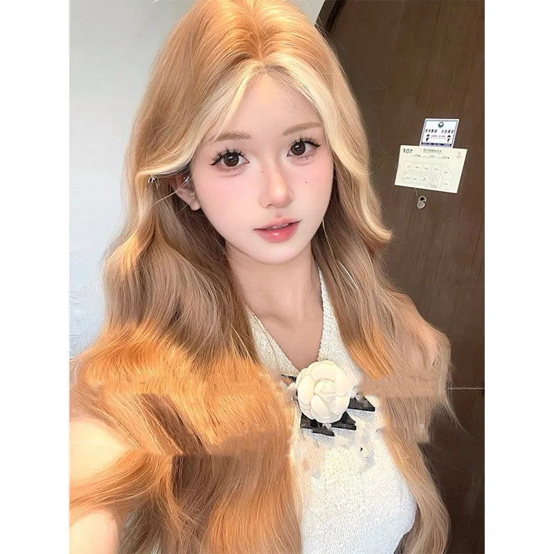 Full-head lace wig with long curly hair in American highlight gold colour made from high-temperature fibre, suitable for ladies and designed for natural styling without the need for heat dyeing or perming.