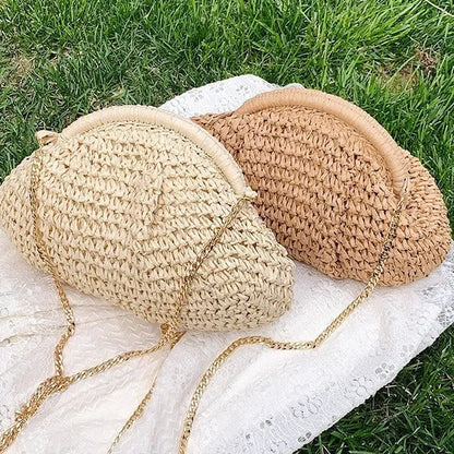 Women's straw beach shoulder bag with chain details in khaki colour