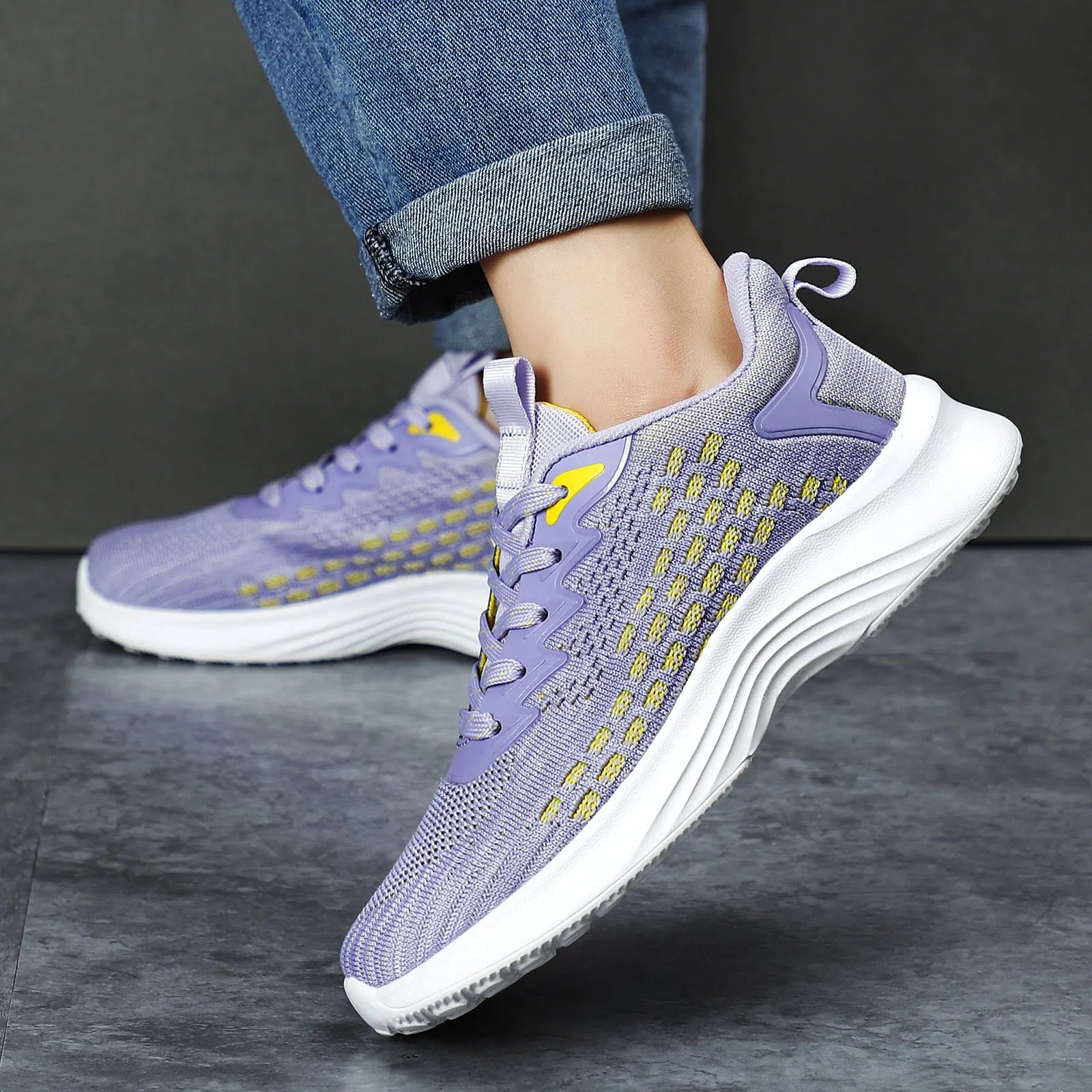 Lavender purple women's Flyknit running shoes with mesh upper and round toe.