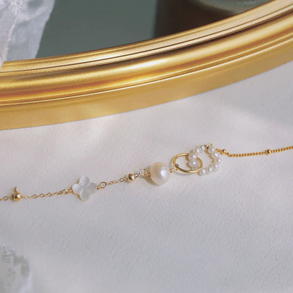 Gold-plated women's bracelet with natural pearls and a clasp fastening