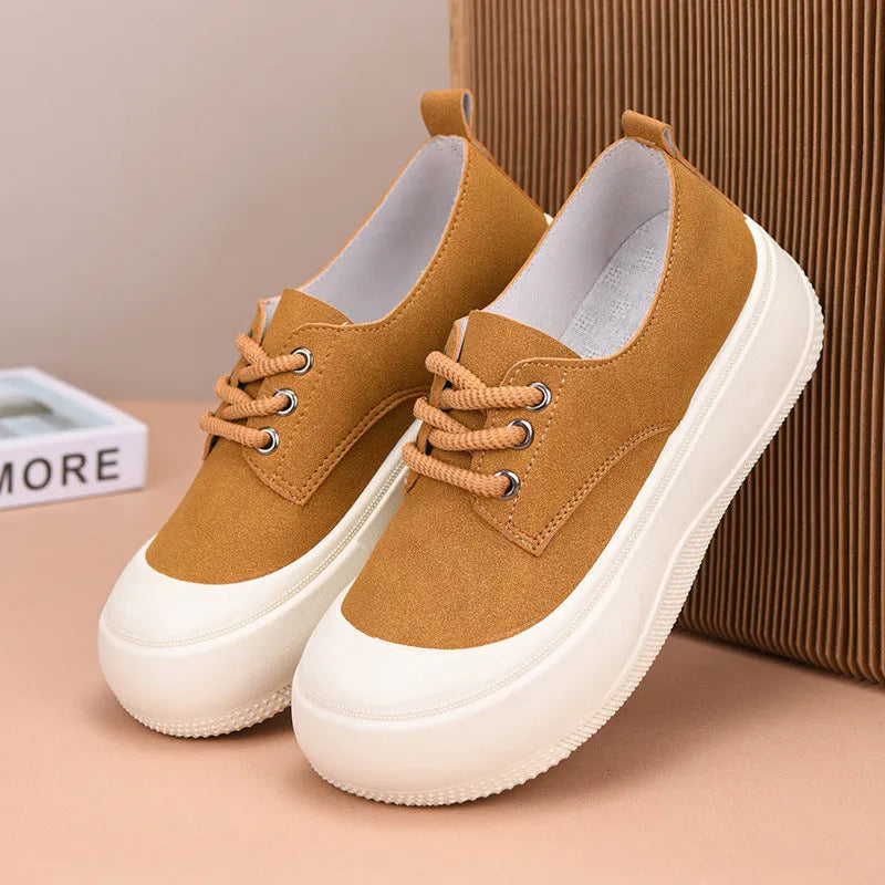 Women's camel suede platform loafers with round toe and front lace-up on a 4cm flat rubber sole.