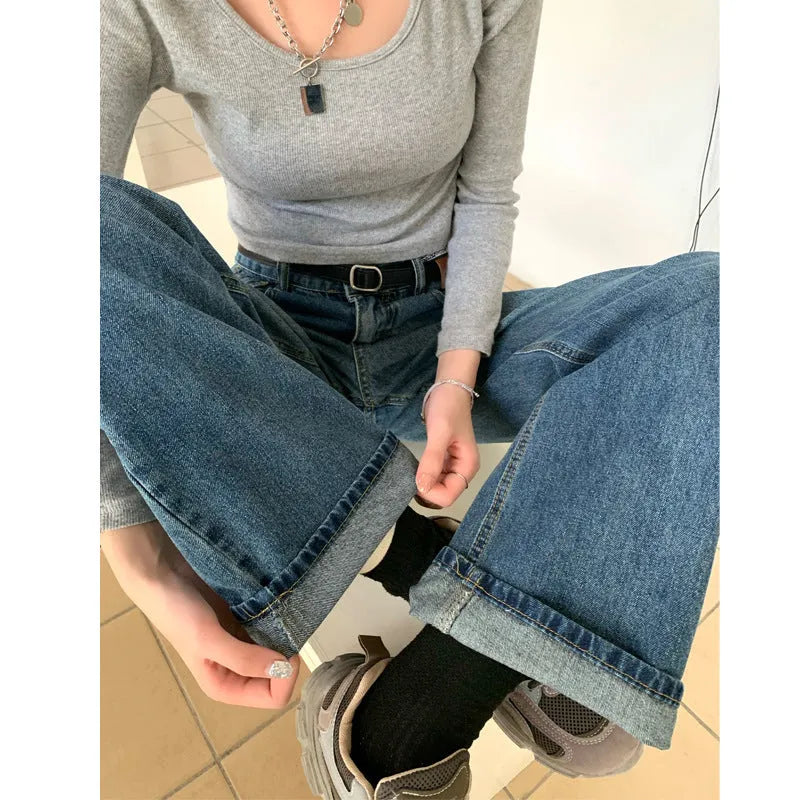 Women's retro straight jeans in retro blue, high-waist trousers design with straight leg cut