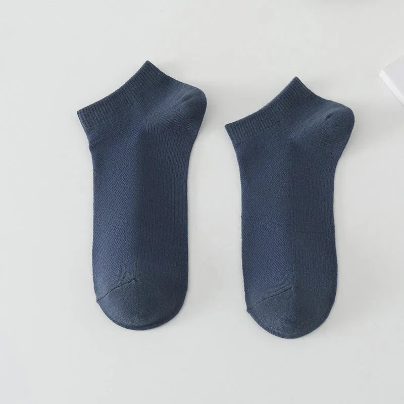 A pair of solid colour low-cut boat socks for men made from breathable polyester.