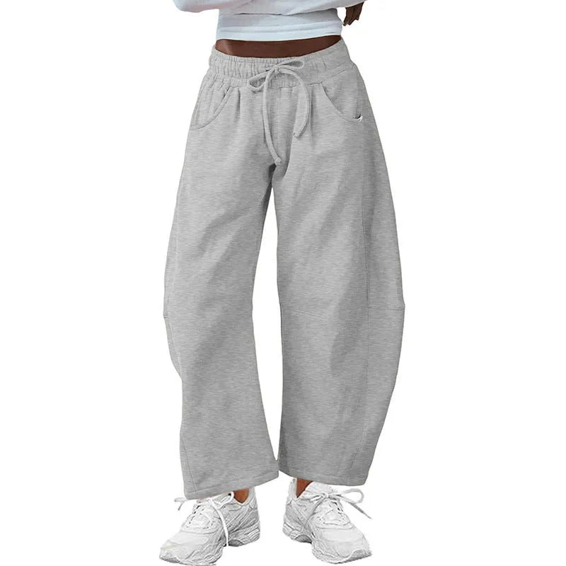 Loose cropped sweatpants in multiple colours with elastic waist and street fashion design