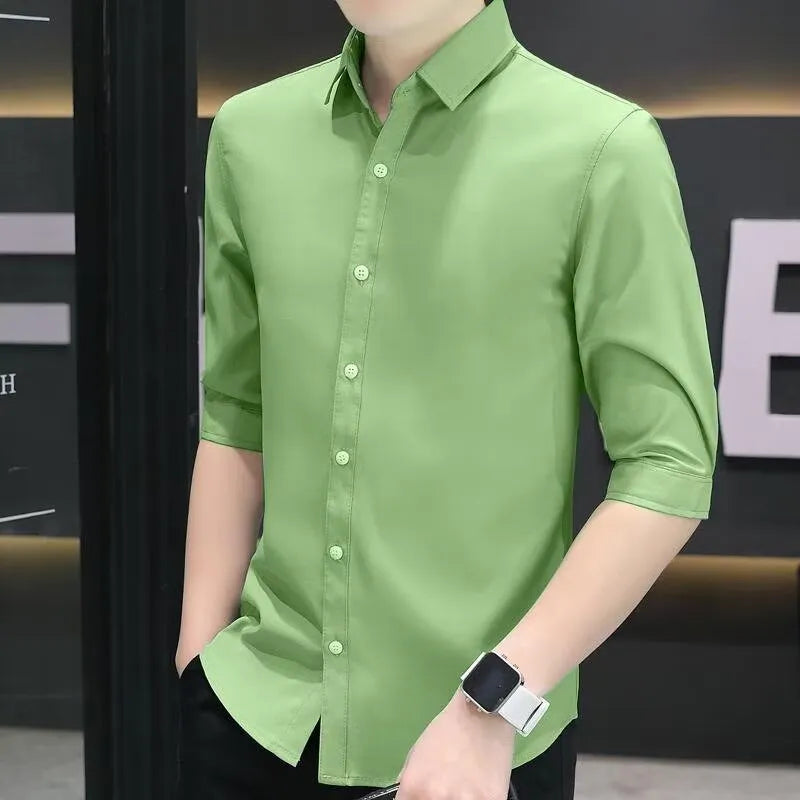Man wearing a light blue linen-silk blend half-sleeve shirt with 3/4 sleeves in a loose slim-fit.