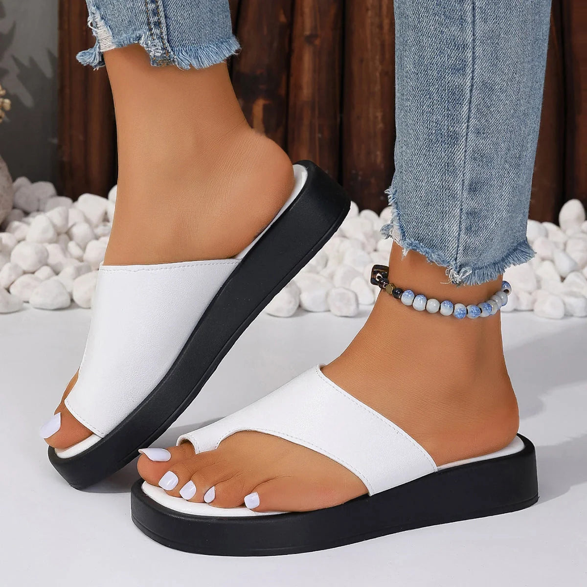 Stylish thick-soled summer slides for women in black and white