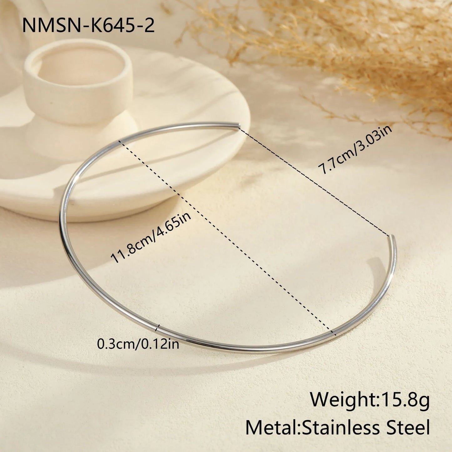 Geometric stainless steel necklace with adjustable chain and 18K gold plating