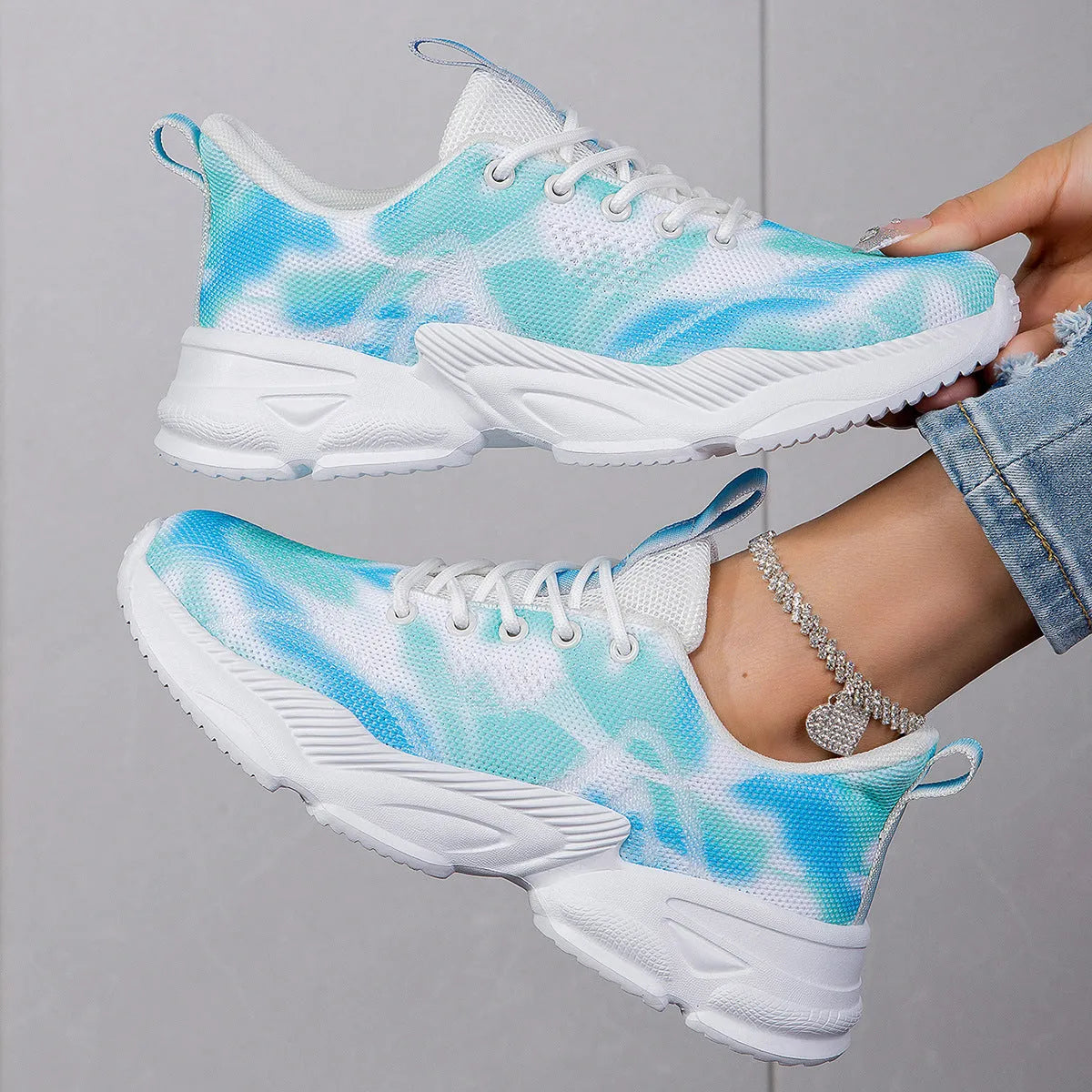 Casual flower sneakers in white blue with flyknit upper, mesh lining, lace-up front, low top, flat heel.