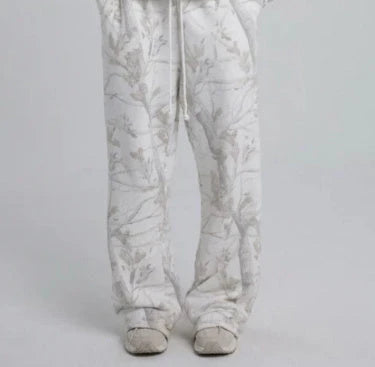 Stylish camo-printed hoodie and jogger set with 3D maple leaf design for autumn/winter fashion