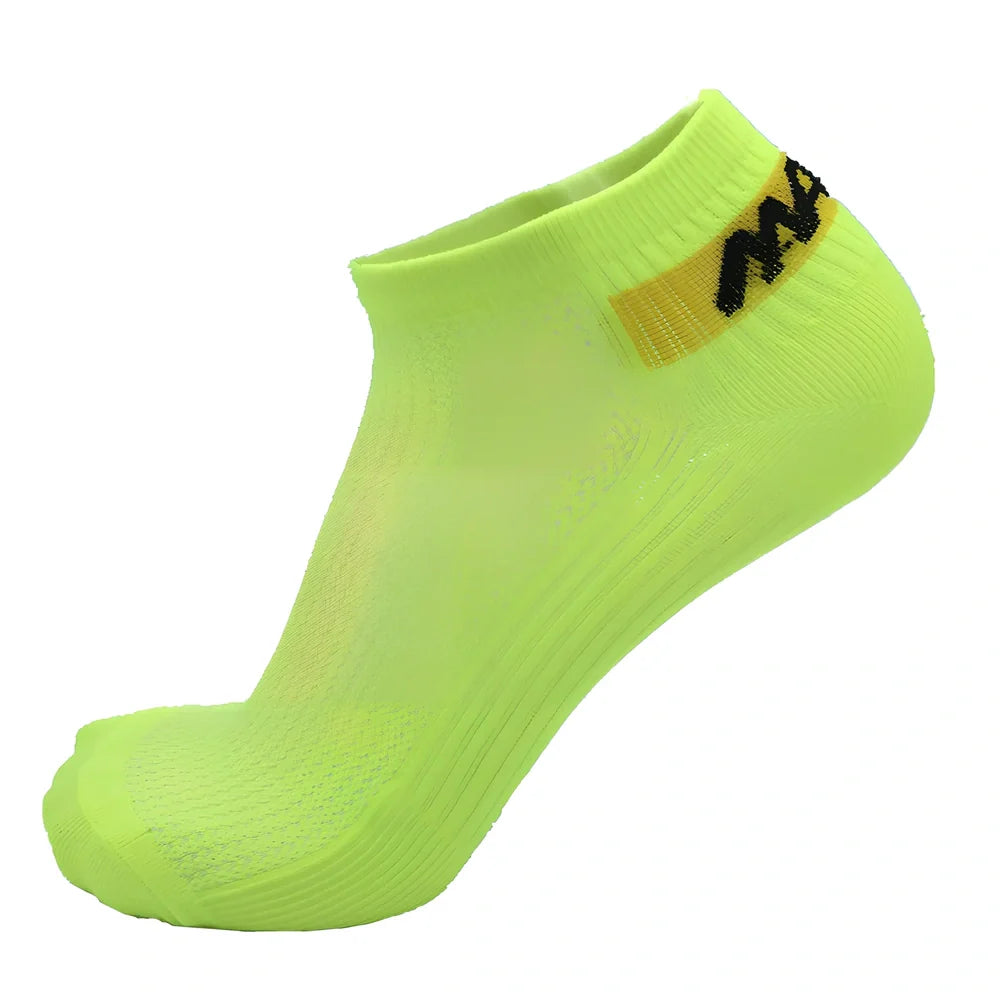 Breathable black cotton sport socks for cycling, size L fitting 34-44, short boat style on white background
