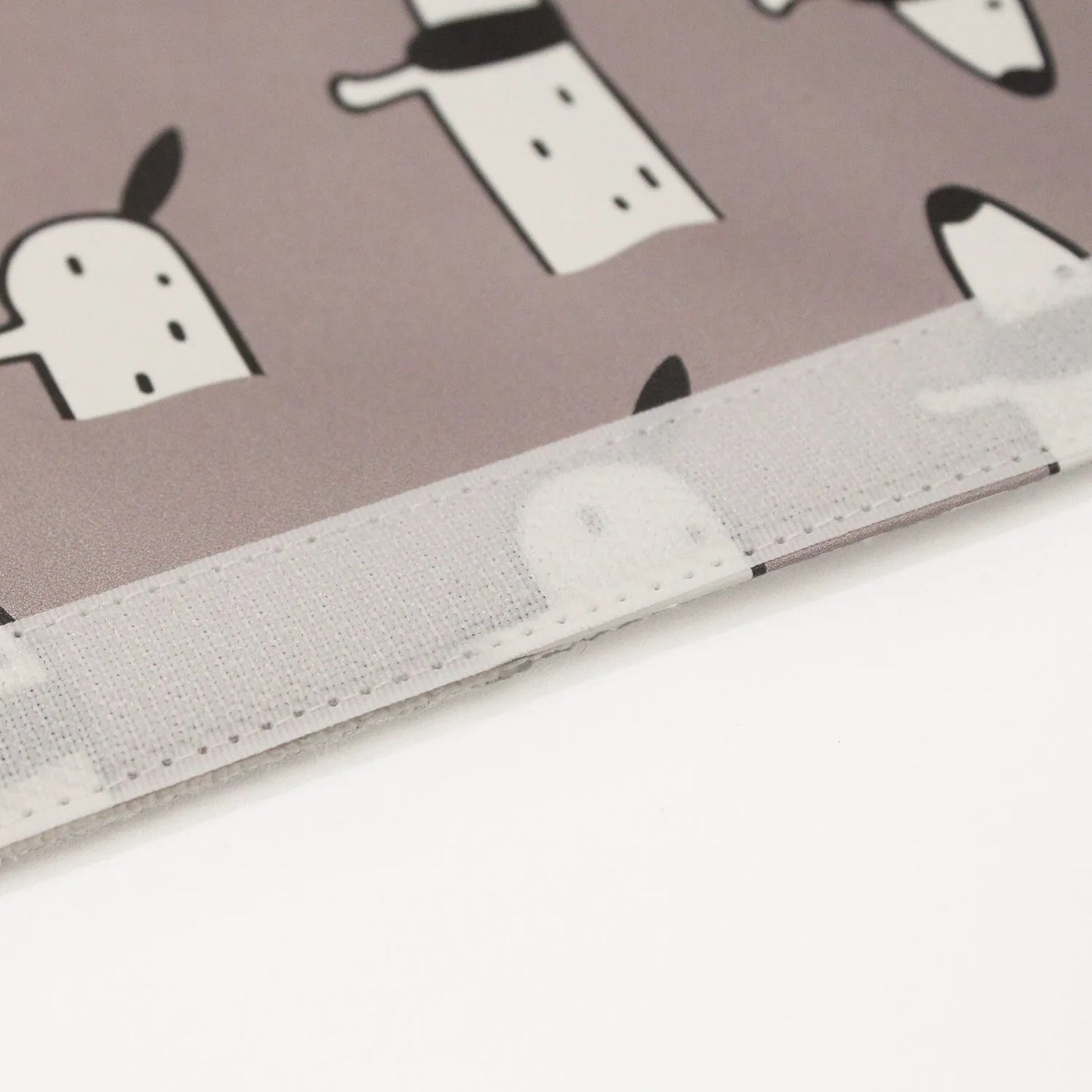 Dachshund cartoon design PU leather car seatbelt shoulder pad cover, 14 by 22 cm.