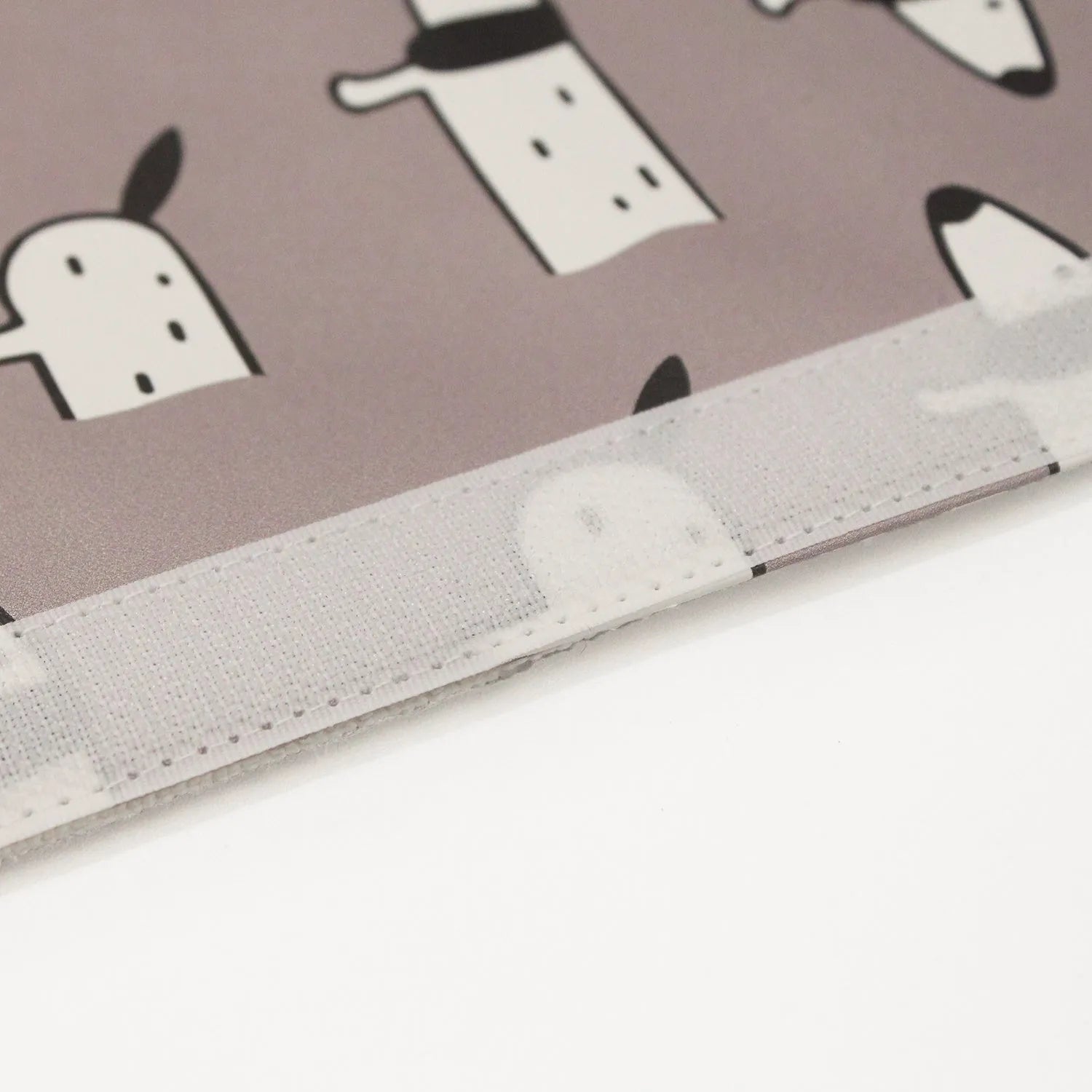 Dachshund cartoon design PU leather car seatbelt shoulder pad cover, 14 by 22 cm.