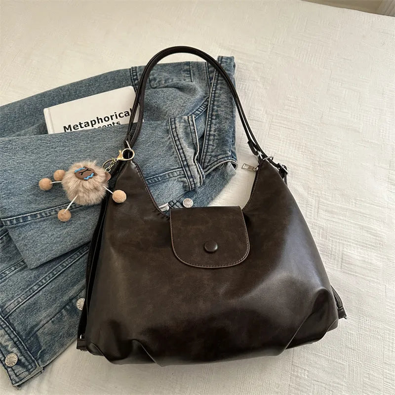Women's leather shoulder bag with single strap and horizontal square shape in black colour