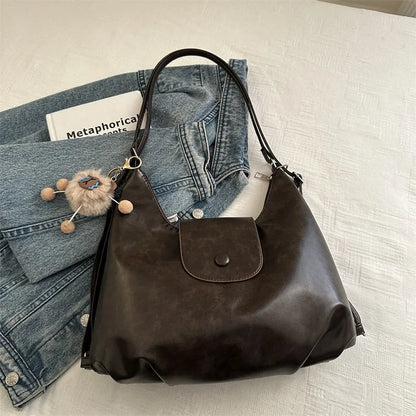 Women's leather shoulder bag with single strap and horizontal square shape in black colour