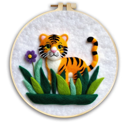 Round three-dimensional embroidery kit with linen fabric, wool felt pieces, and embroidery frame for 20x20 cm blanket painting