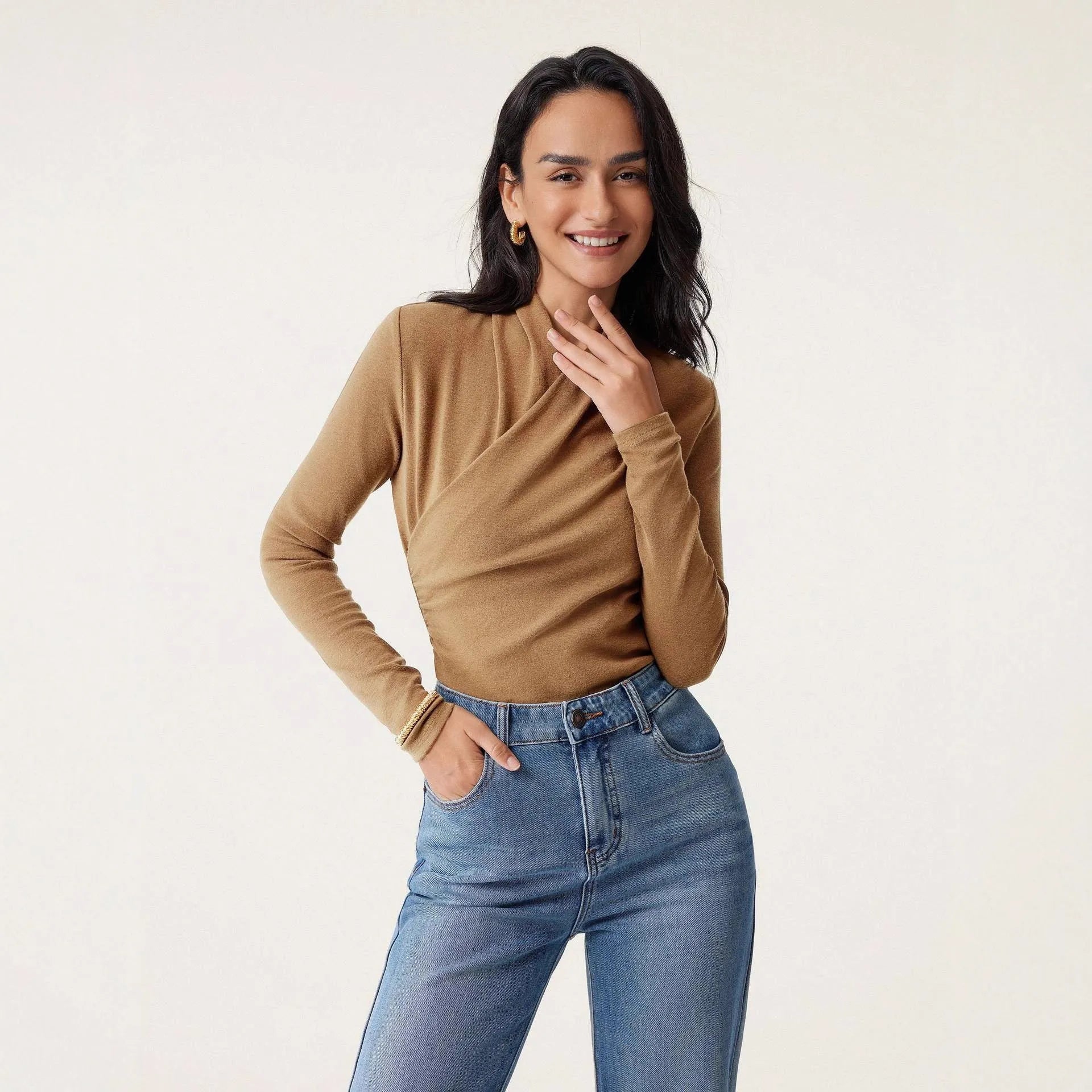 Camel-coloured slim fit women's pullover sweater with long sleeves
