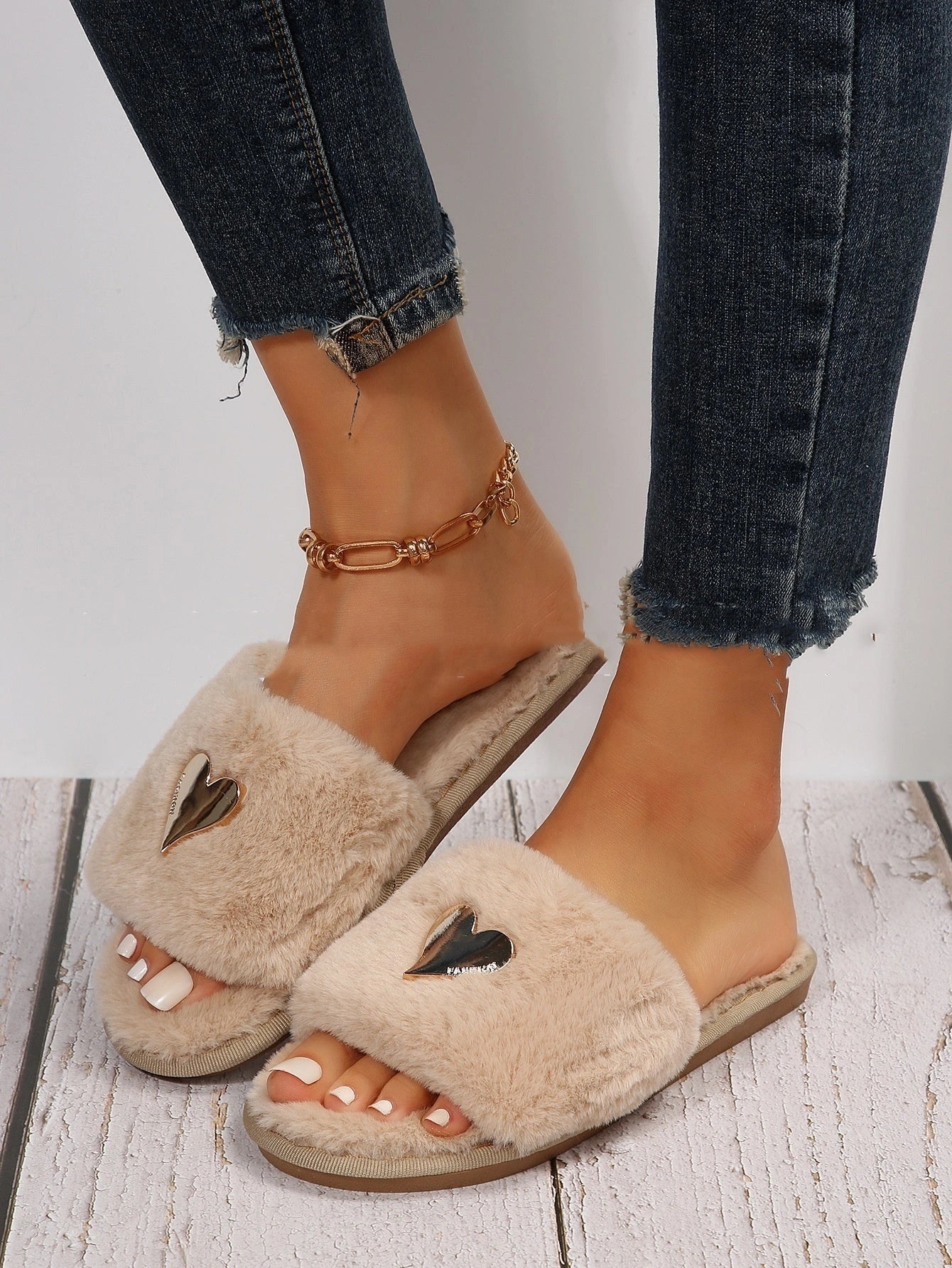 Cosy faux fur slippers for women with heart pendant in various colours