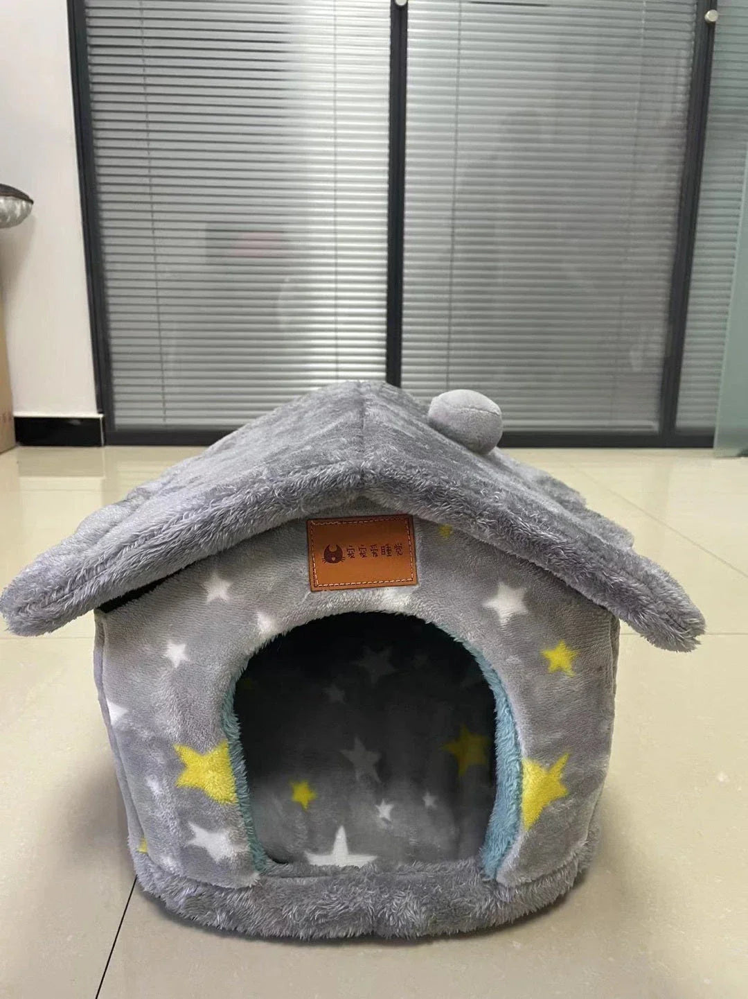 Cozy and Foldable Pet Bed for Dogs and Cats: Premium Synthetic Fur, Self-Warming, and Non-Slip Design