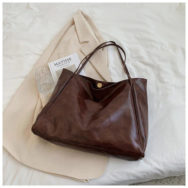 Premium faux leather shoulder bag in a variety of chic colors for autumn and winter fashion