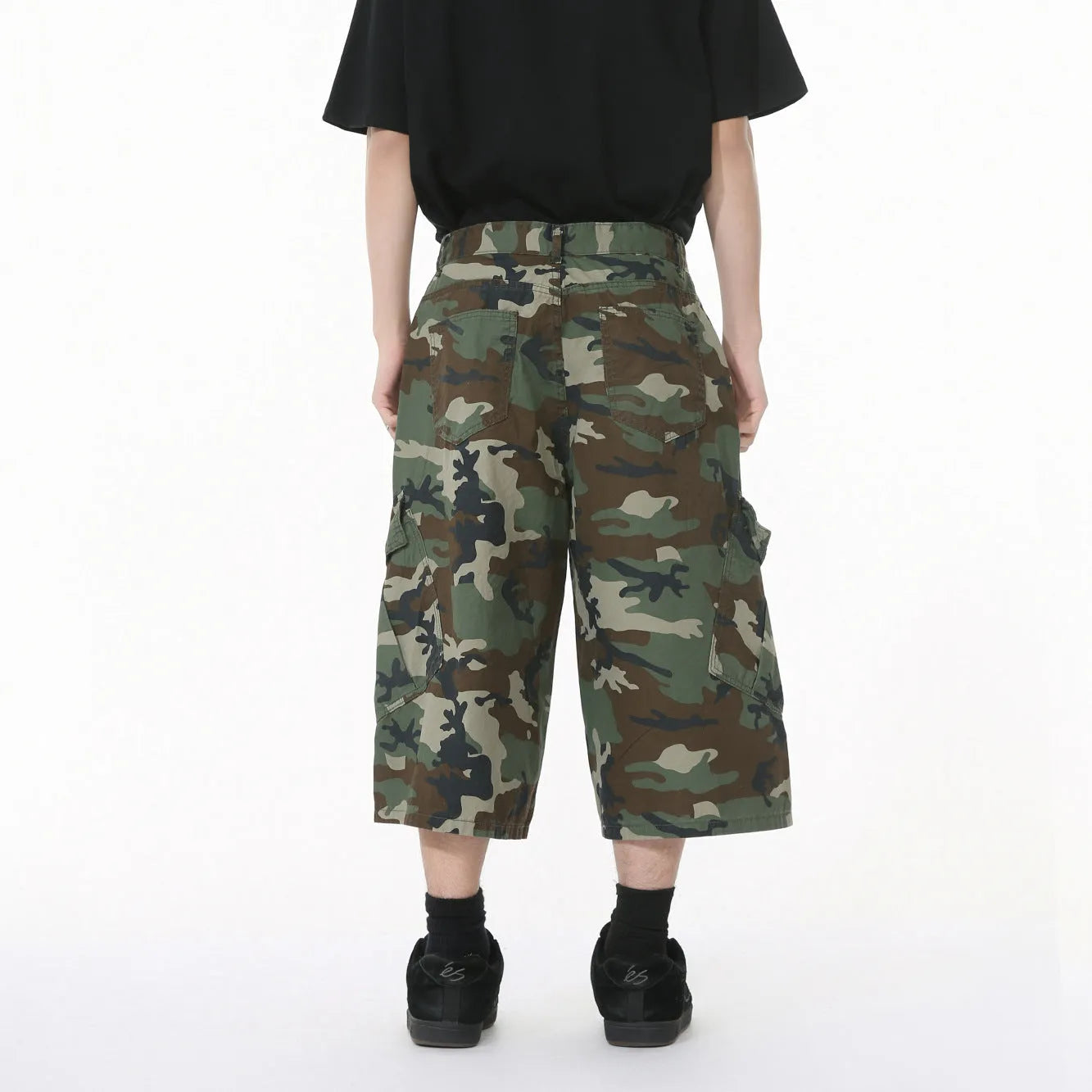 Cotton men's camouflage jeans with wide leg loose fit, cropped length, and large side pockets in sizes S to XL
