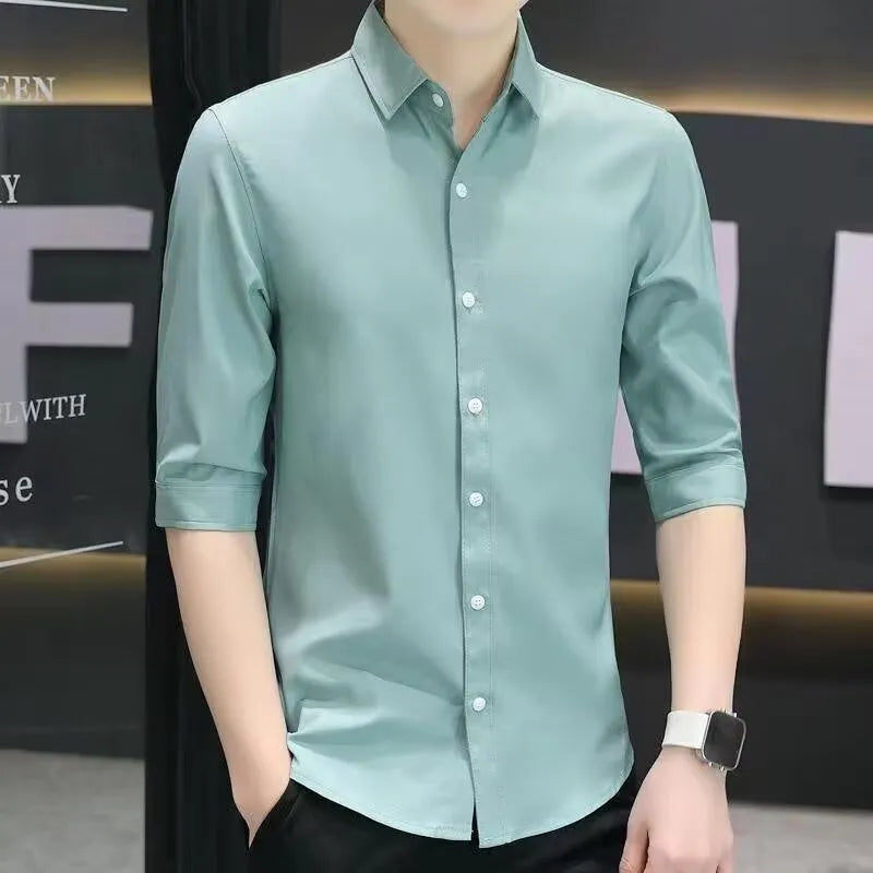 Man wearing a light blue linen-silk blend half-sleeve shirt with 3/4 sleeves in a loose slim-fit.