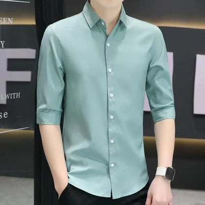 Man wearing a light blue linen-silk blend half-sleeve shirt with 3/4 sleeves in a loose slim-fit.