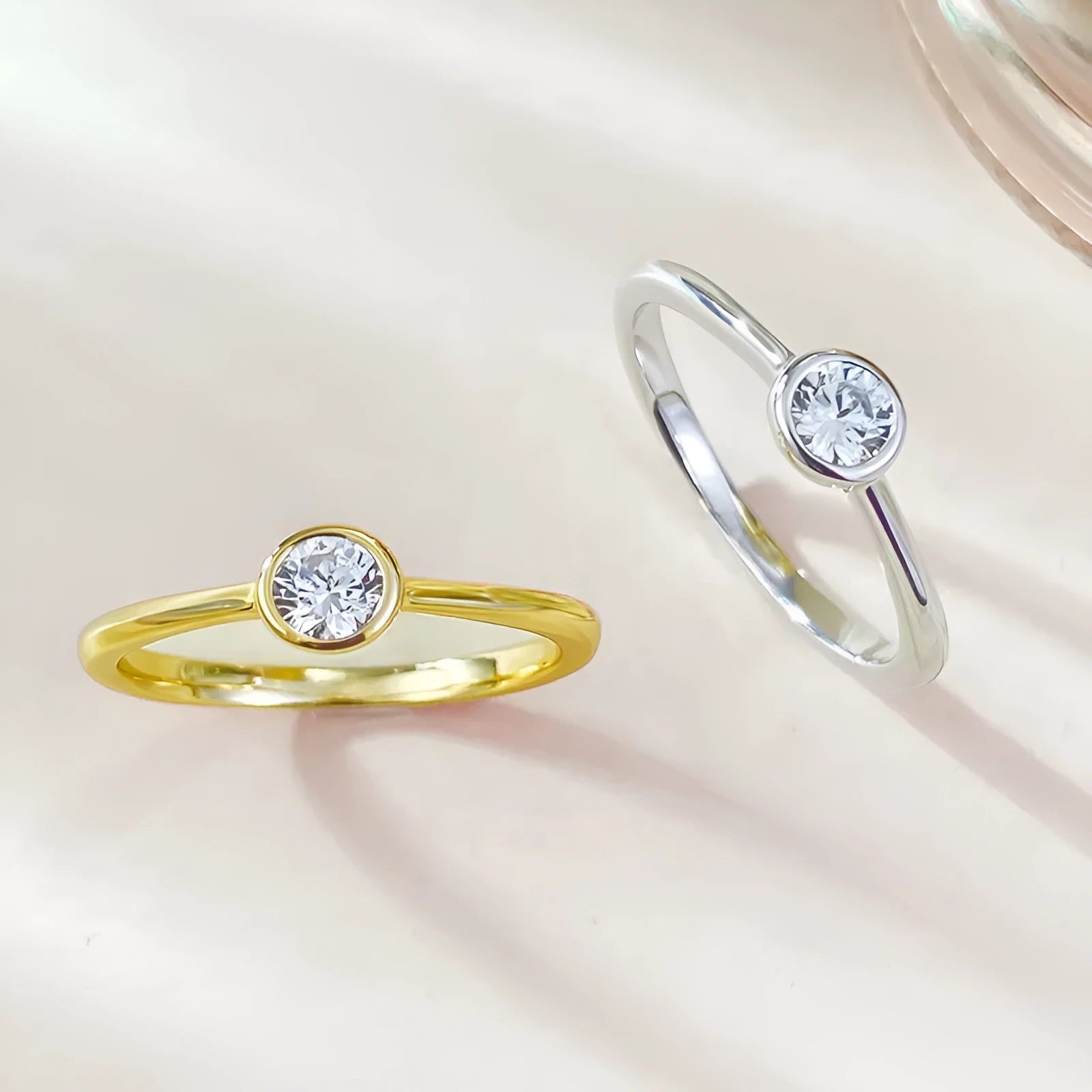 Minimalist crown-shaped silver ring in Korean style with linear design, shown in gold or platinum finish.