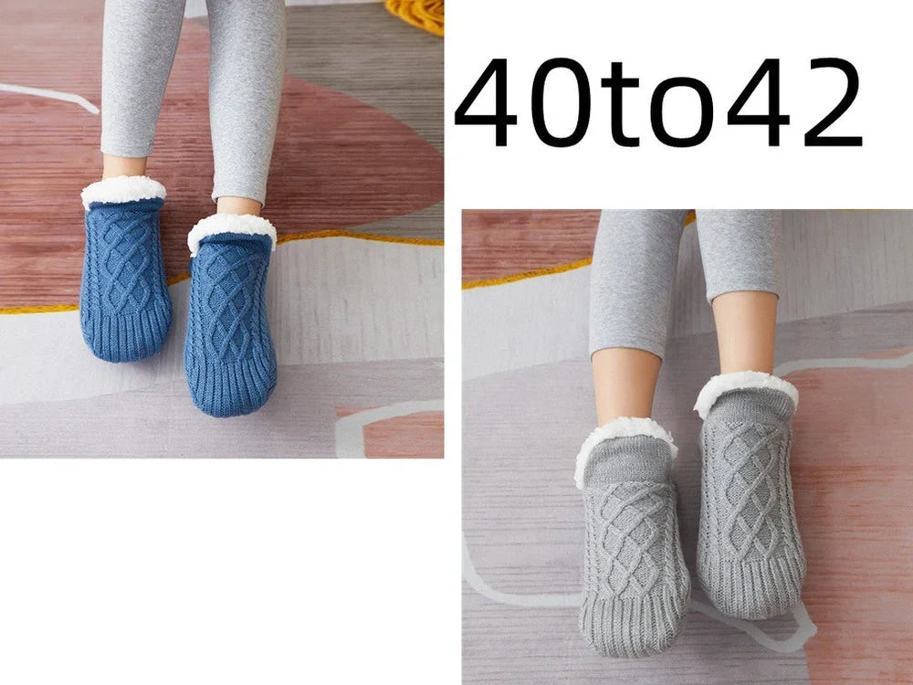 Pair of thickened non-slip indoor socks in navy V-fringe, 60% acrylic with sherpa lining for warm grip on floors, sizes 35-45