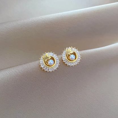 Women's geometric leaves design jewellery set with titanium steel necklace and gold plated stud earrings.