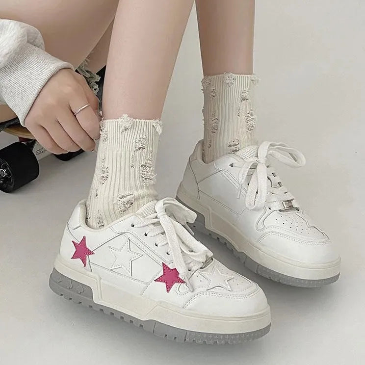 Women's Korean style low-top sneakers in black or white with PU upper, round toe, and front lace-up fastening, sizes 35-40