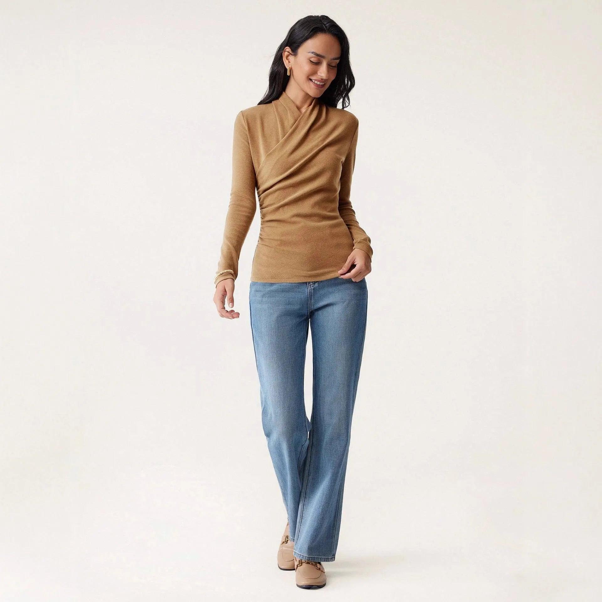 Camel-coloured slim fit women's pullover sweater with long sleeves