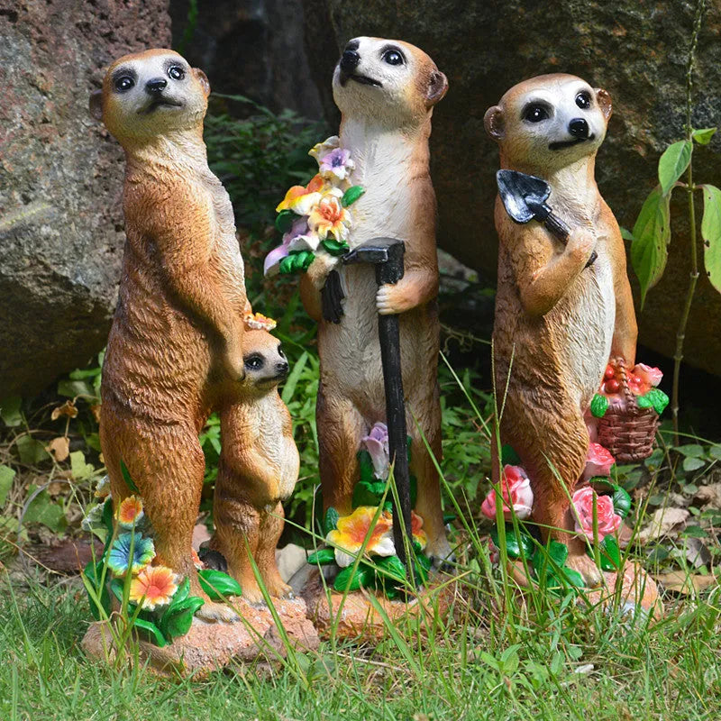 Hand-painted straw hat mongoose ornament in resin for garden decoration, measuring 8-10cm tall