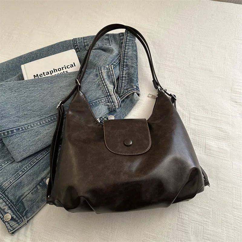 Women's leather shoulder bag with single strap and horizontal square shape in black colour