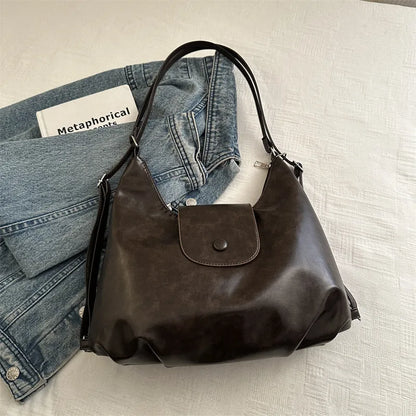 Women's leather shoulder bag with single strap and horizontal square shape in black colour