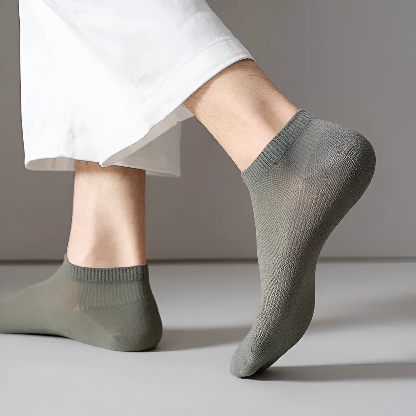 A pair of solid colour low-cut boat socks for men made from breathable polyester.
