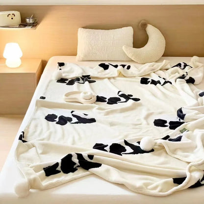 Panda cartoon pattern flannel blanket measuring 150cm by 200cm